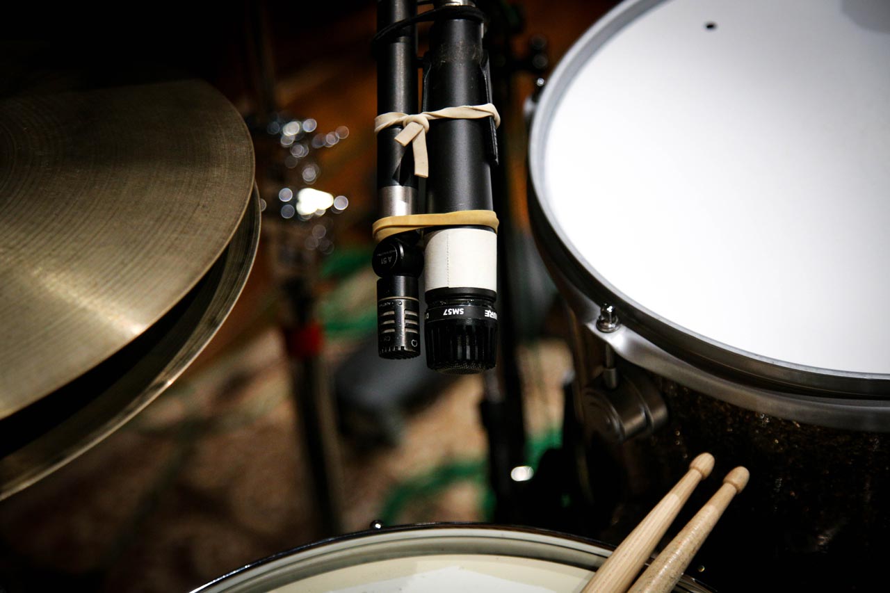 Position du micro sur la peau de frappe de la caisse claire — zones de placement et orientation