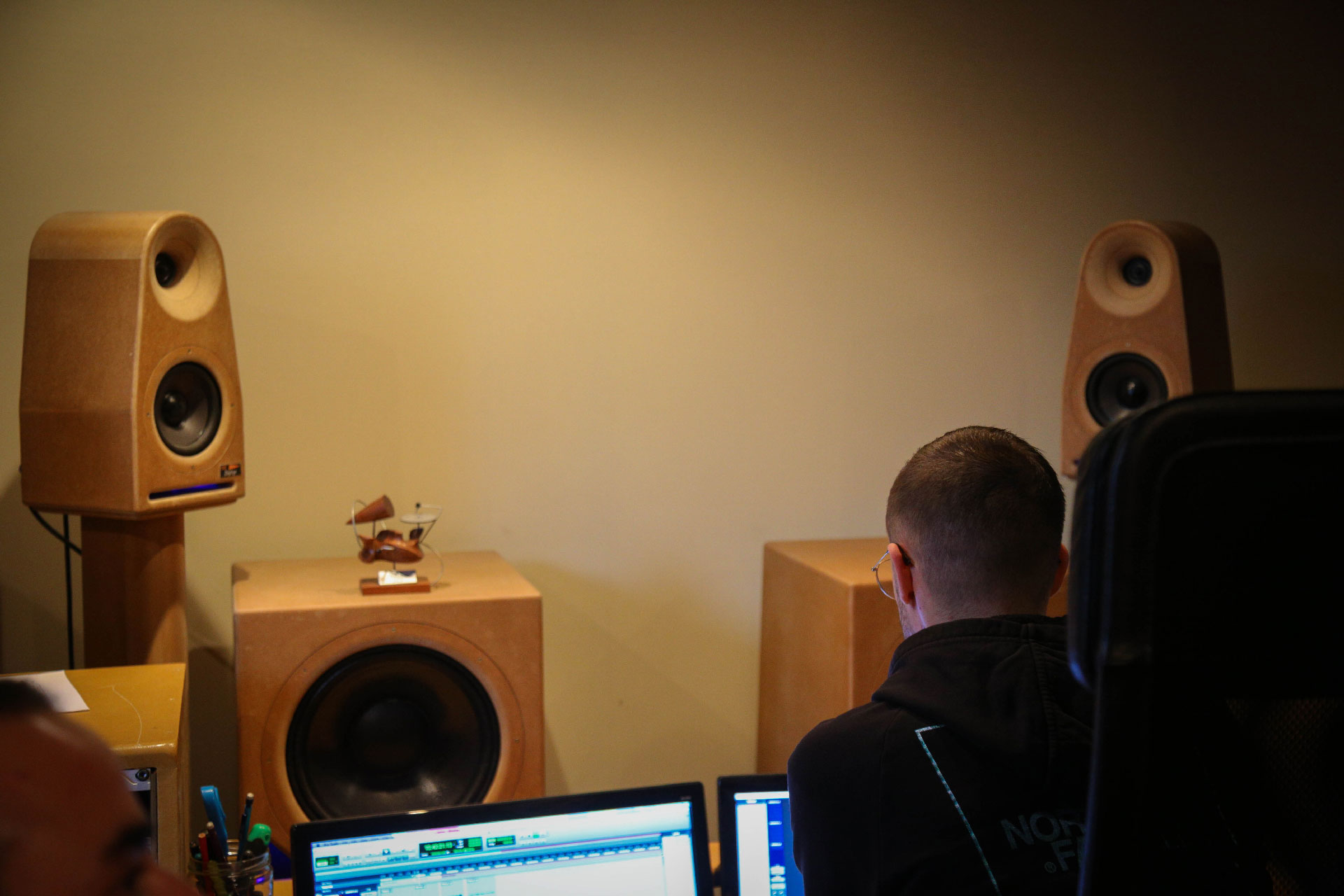 Ingénieur du son en position d'écoute monitoring dans un studio professionnel