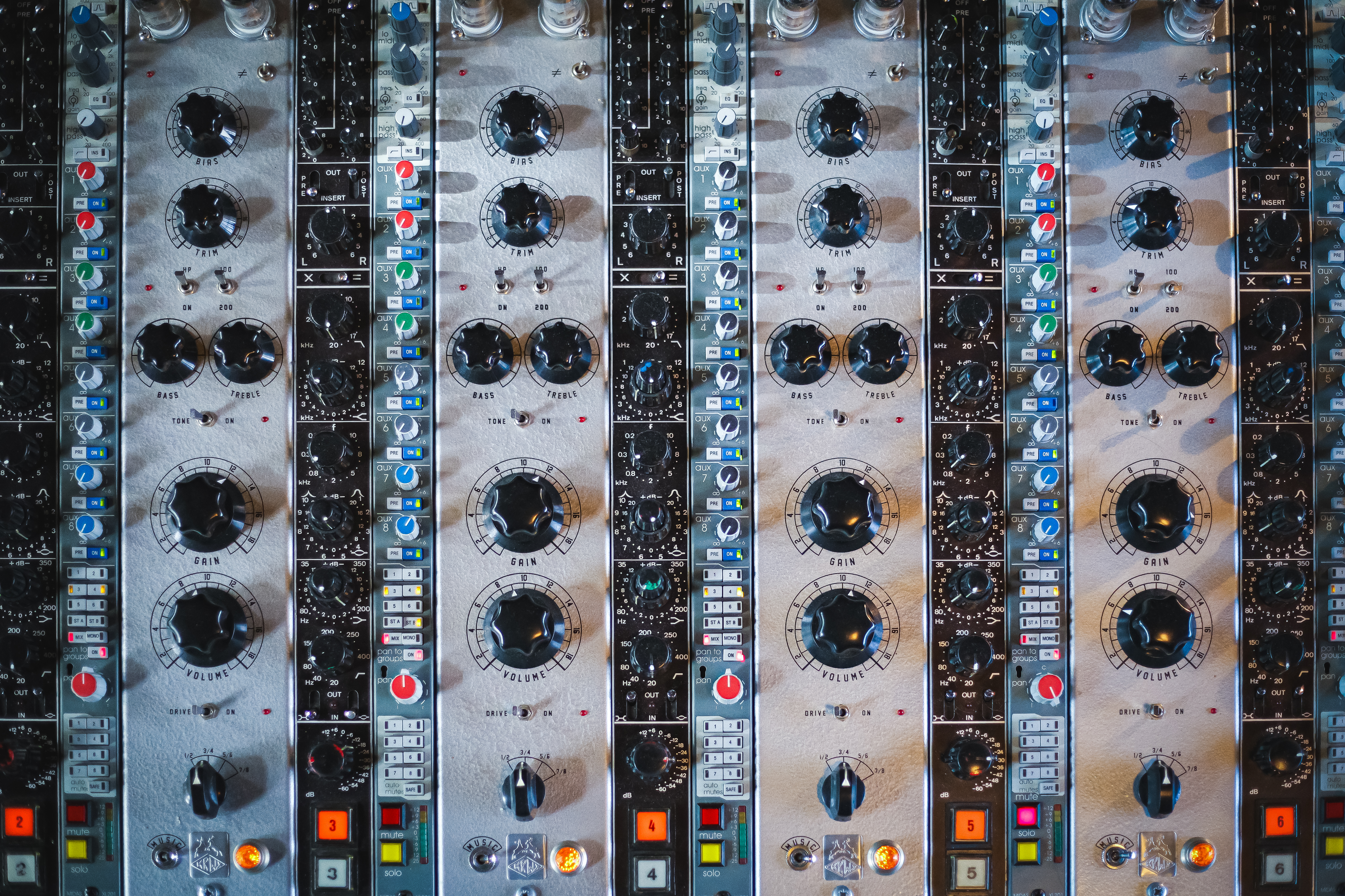 Zoom sur la console du studio Kerwax
