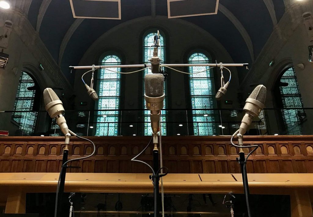 Arbre Decca avec trois Neumann M50 suspendu au-dessus d'un orchestre en studio d'enregistrement