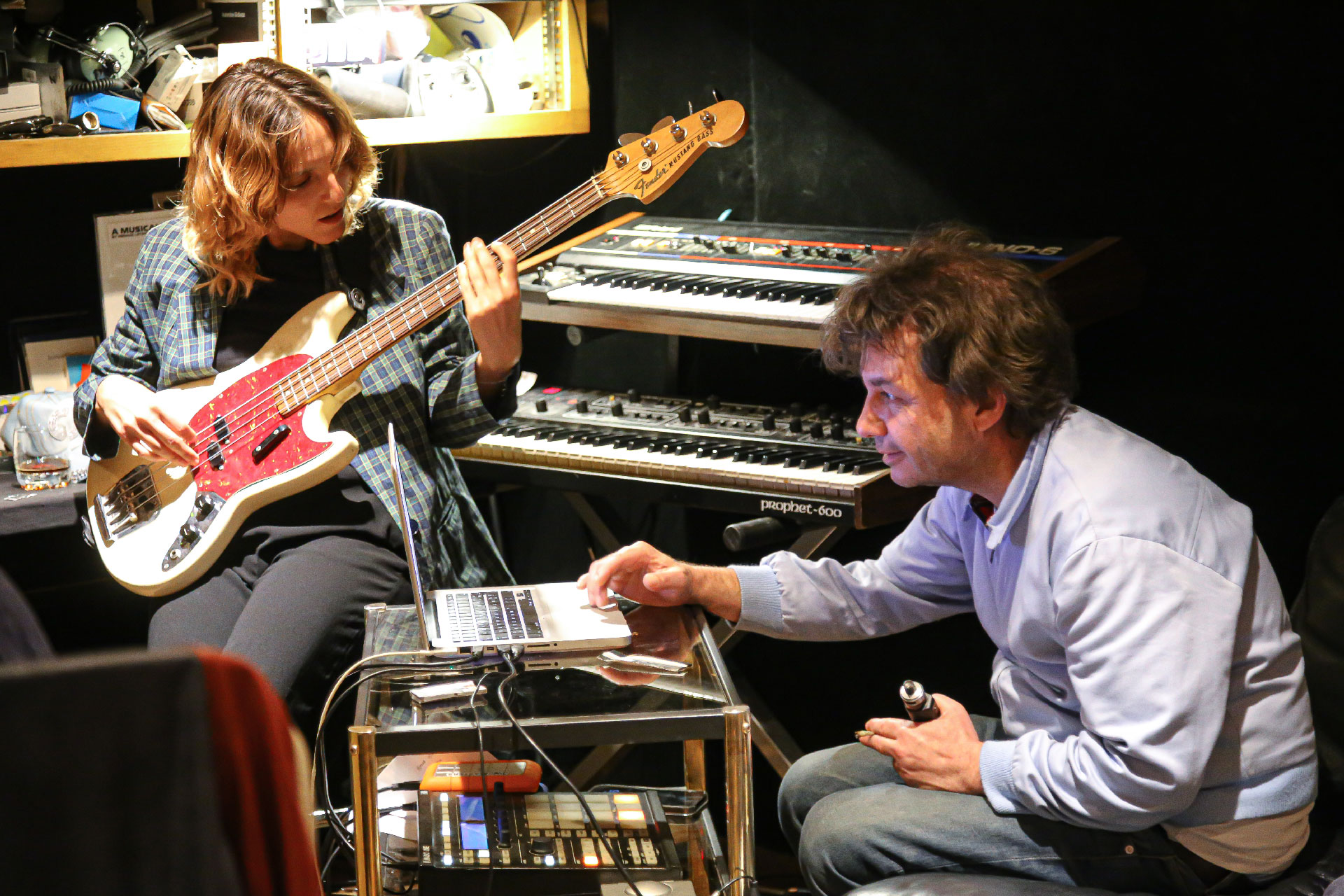 Renaud Letang en conversation avec un musicien en studio