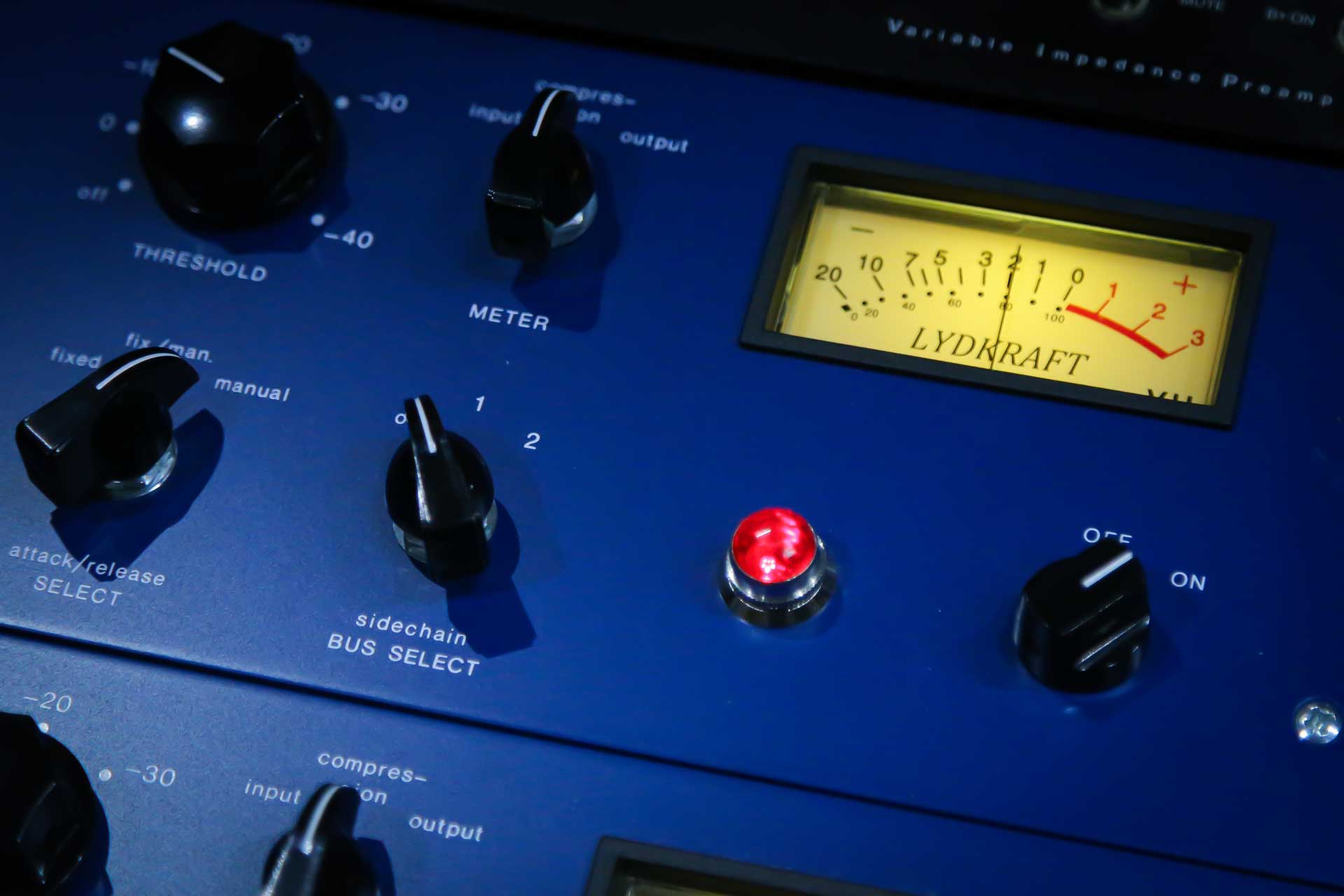 Compresseur hardware vintage en studio d'enregistrement — traitement de la dynamique d'une voix lead en session de mixage