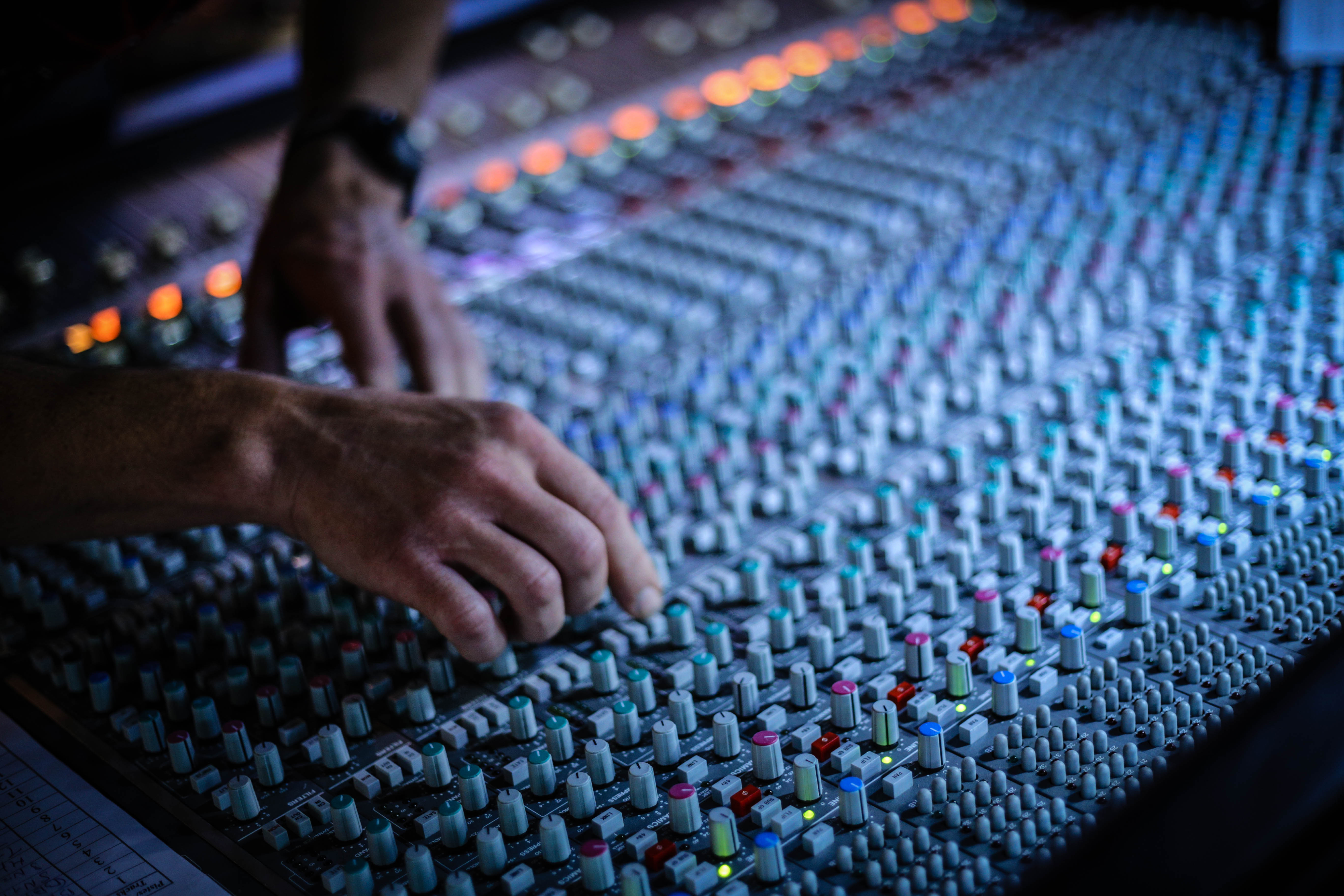 Cabine de mixage du studio pendant la formation