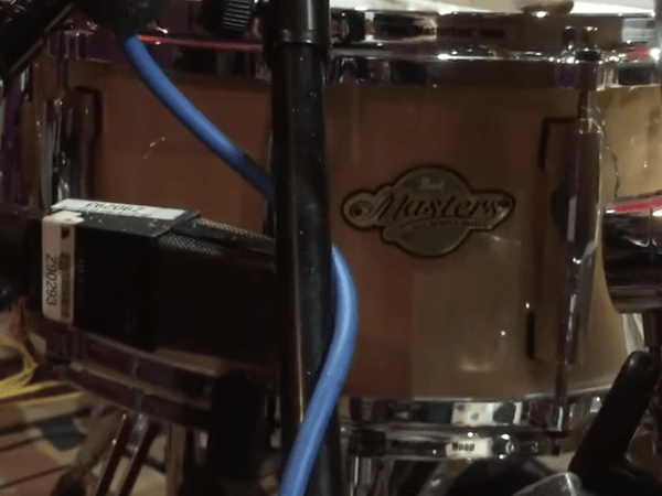 Micro latéral AKG C414 positionné sur le côté de la caisse claire — troisième perspective acoustique