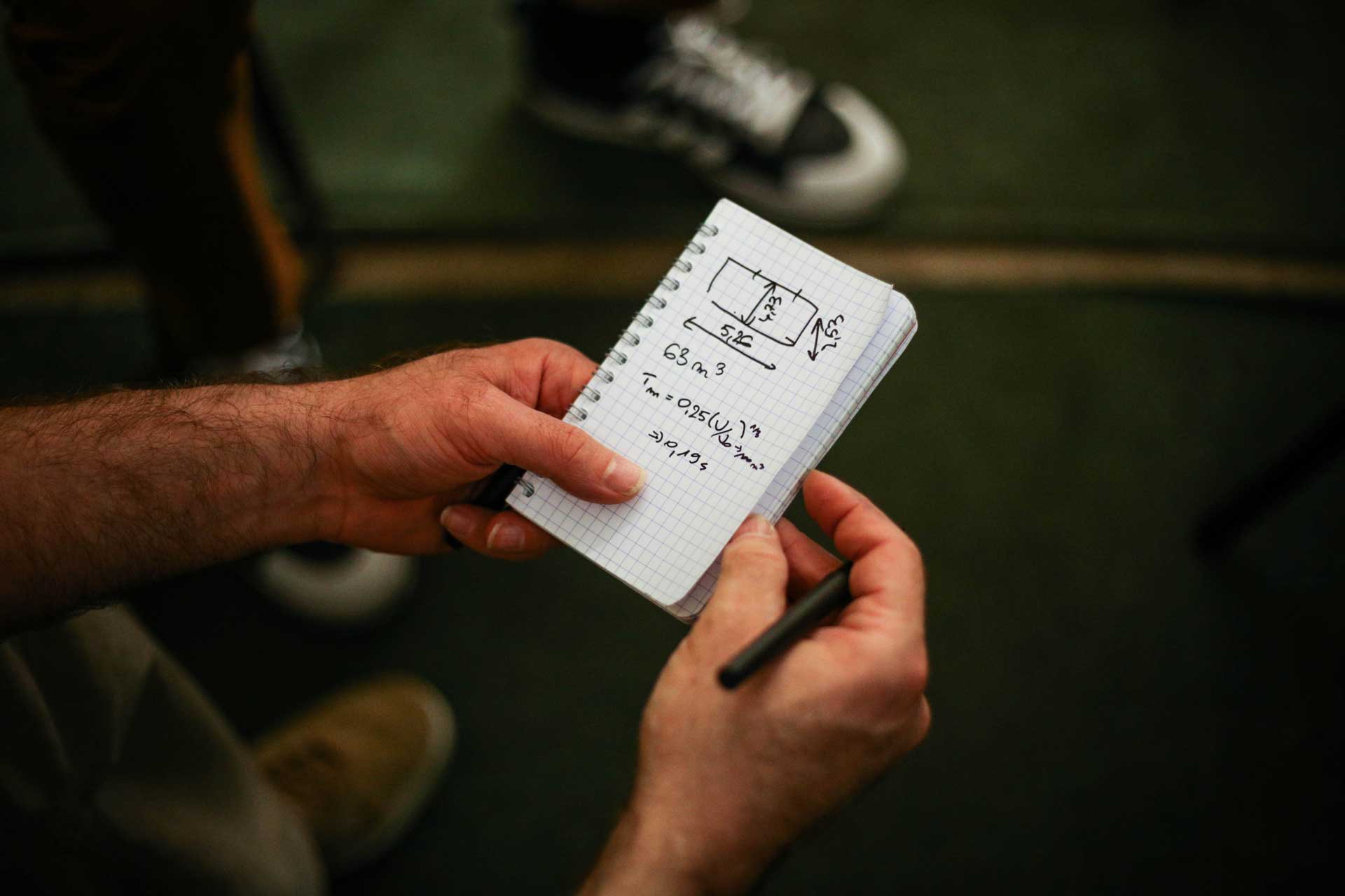 Pièce de mixage studio avec traitement acoustique visible