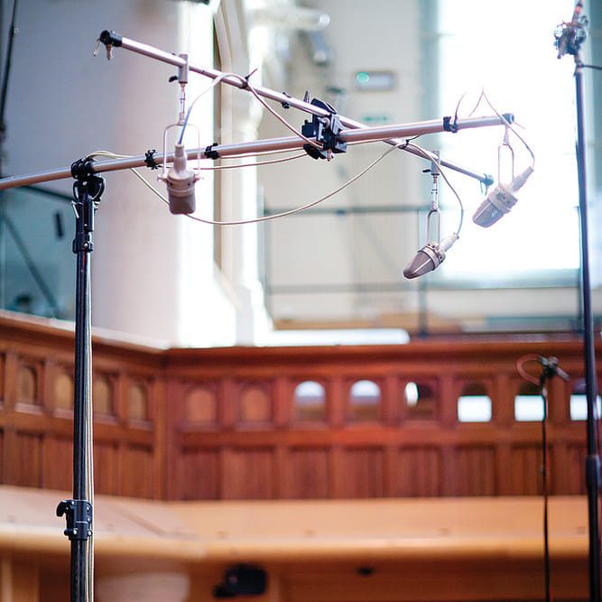 Schéma vue de dessus du Decca Tree : micro central 1,5 mètre en avant, micros gauche et droite espacés de 2 mètres