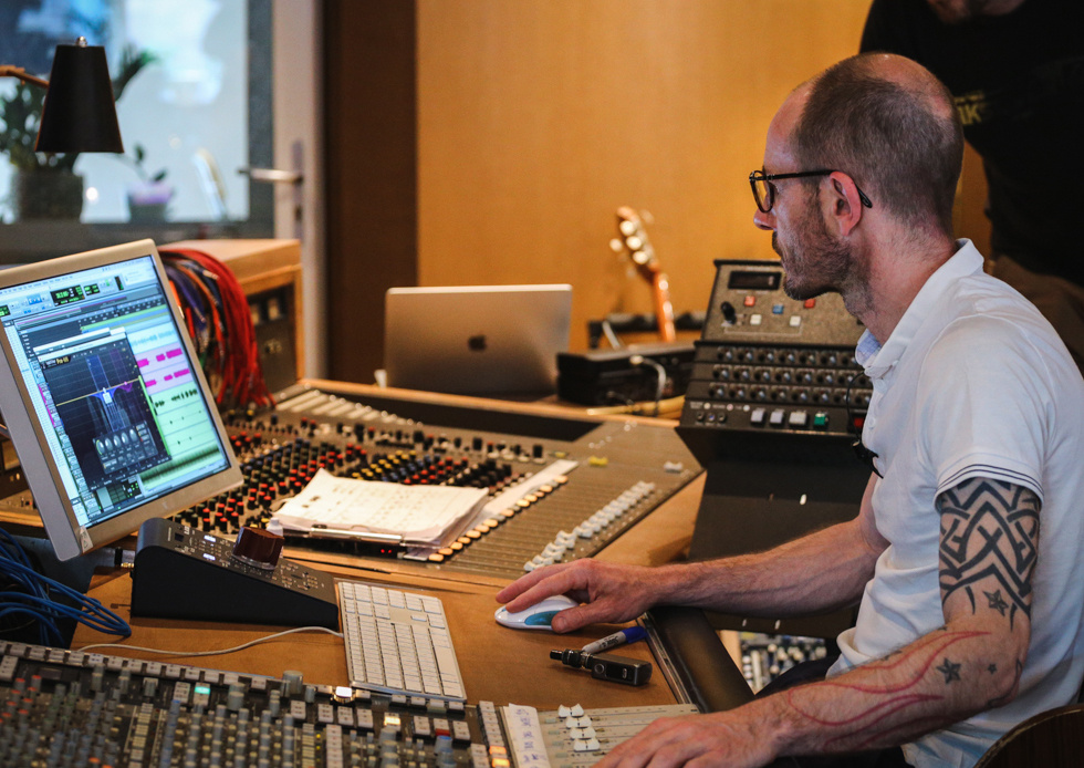 Guillaume, fondateur d'Audioscope, dans sa régie parisienne