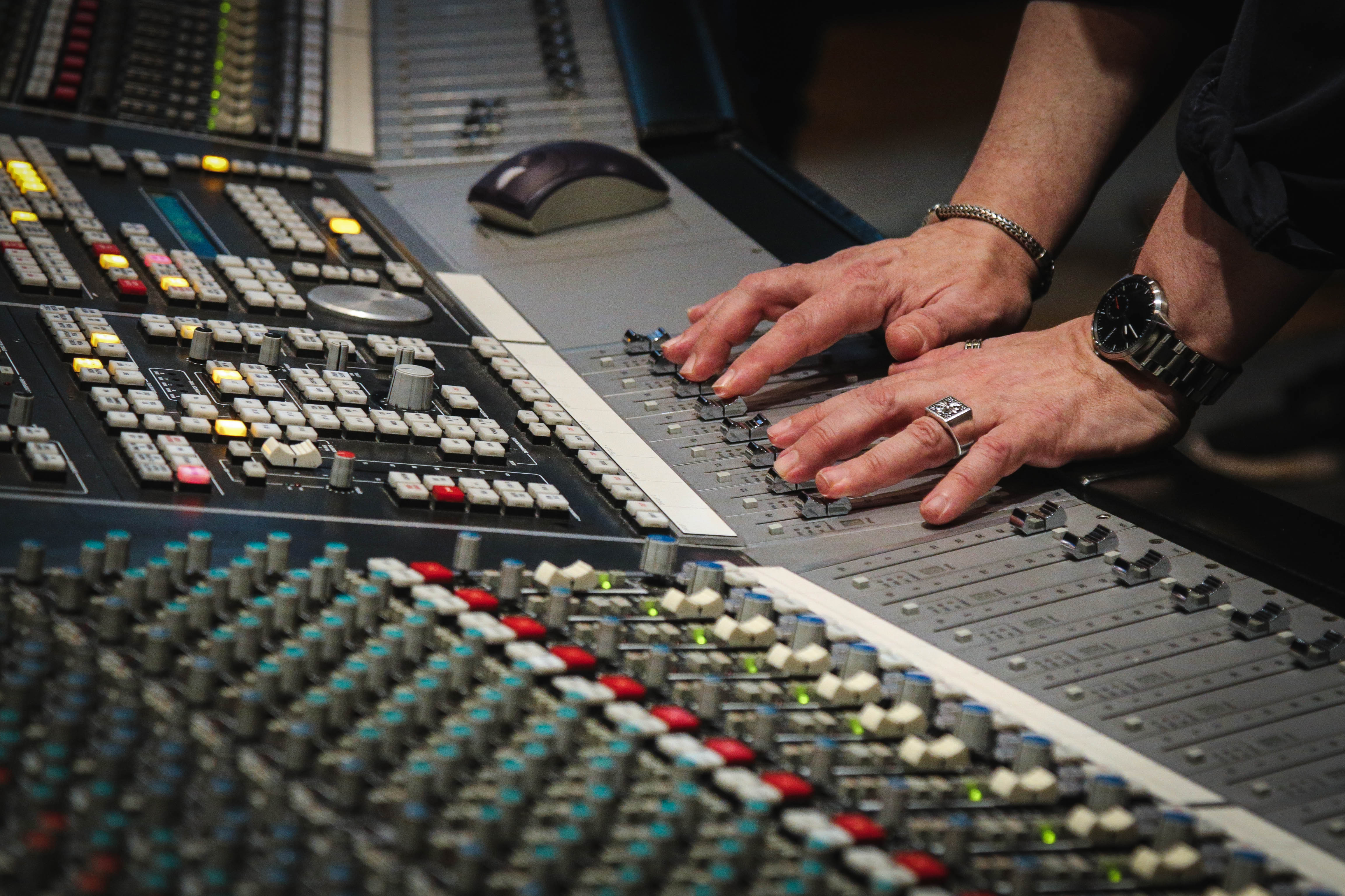 Stagiaire mixant sur la console du studio
