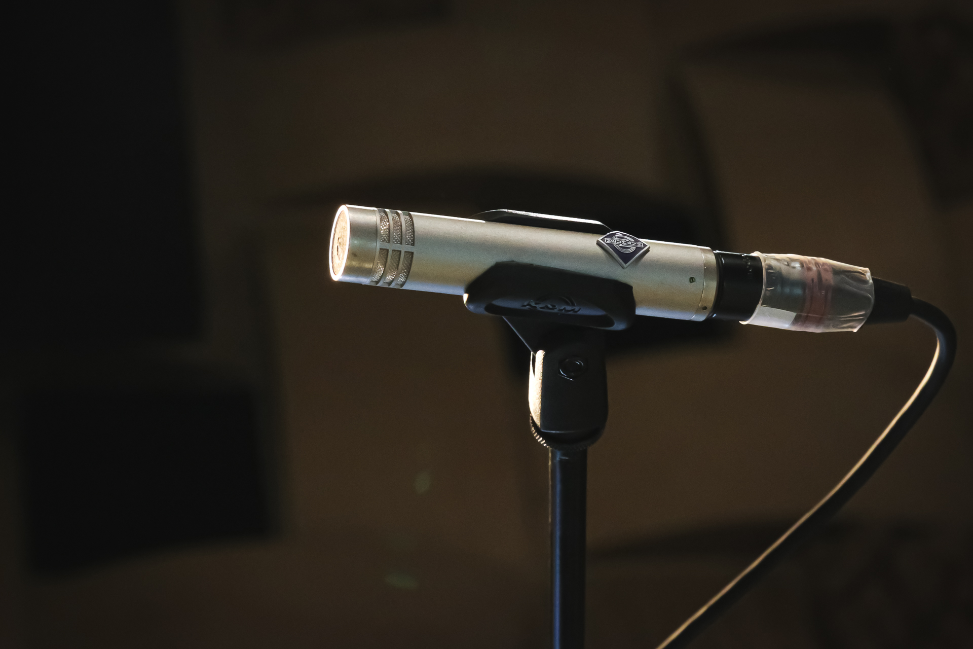 Neumann KM84 — statique petit diaphragme pour room batterie