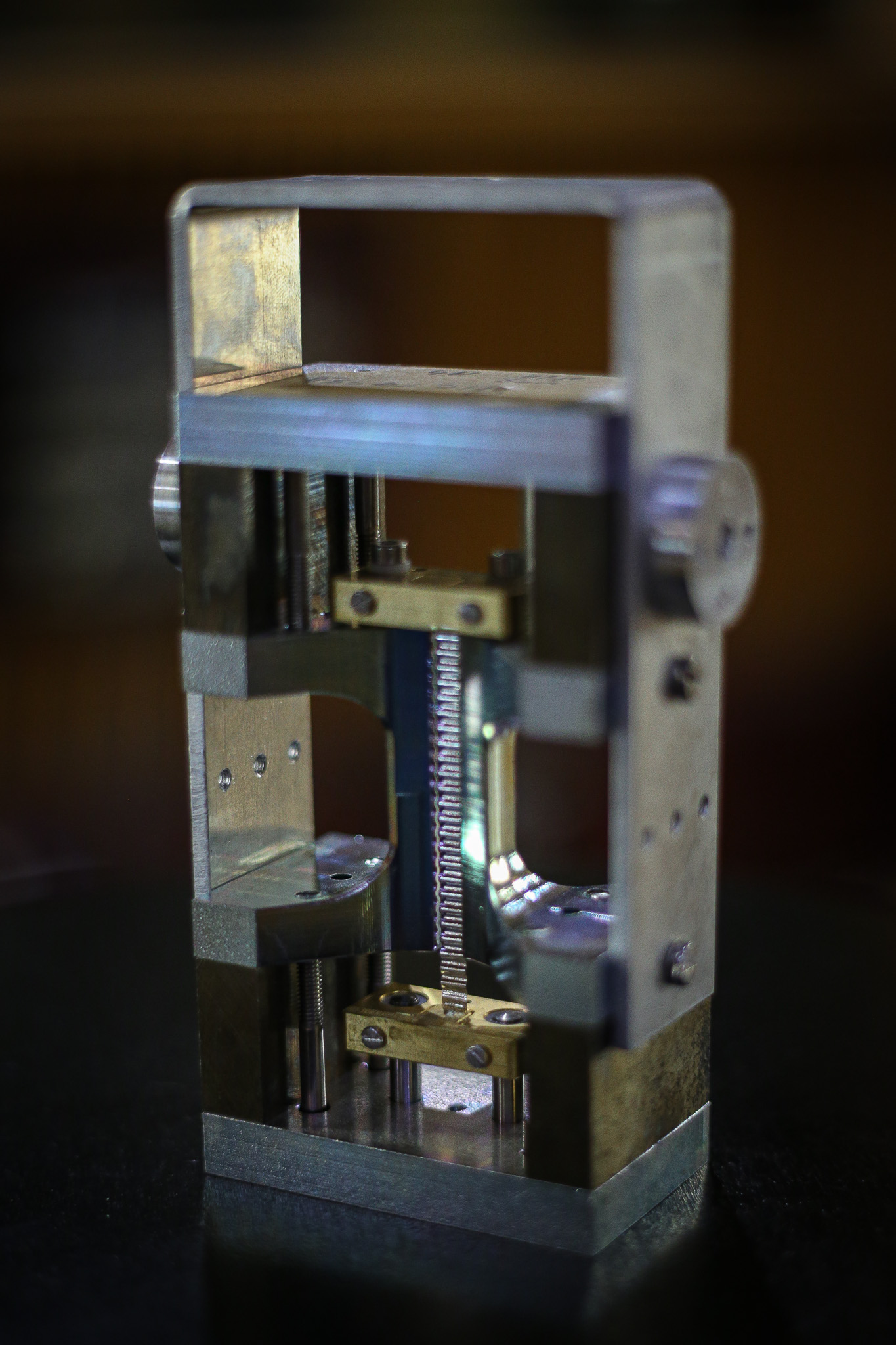 Schéma de fonctionnement du microphone à ruban — ruban d'aluminium dans champ magnétique