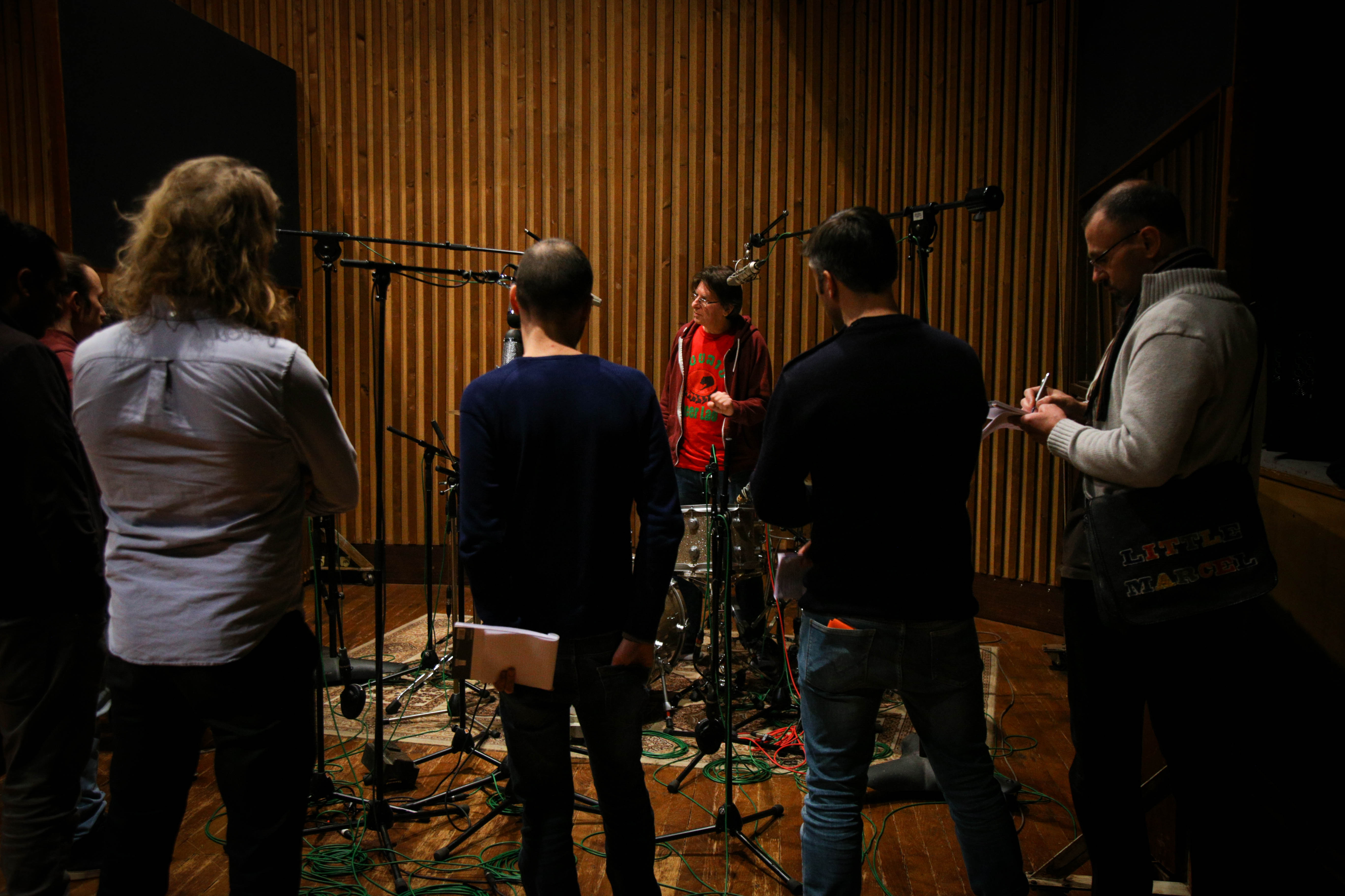 Stagiaires en séance d'enregistrement avec un groupe de musiciens